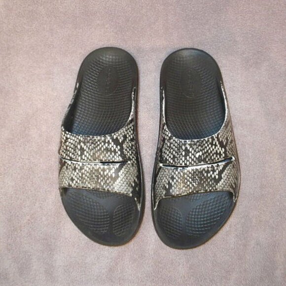 OOFOS OOahh Limited Snake Sandals Size 10 41 Comfort Slide Foam Slip On Recovery - Picture 1 of 8
